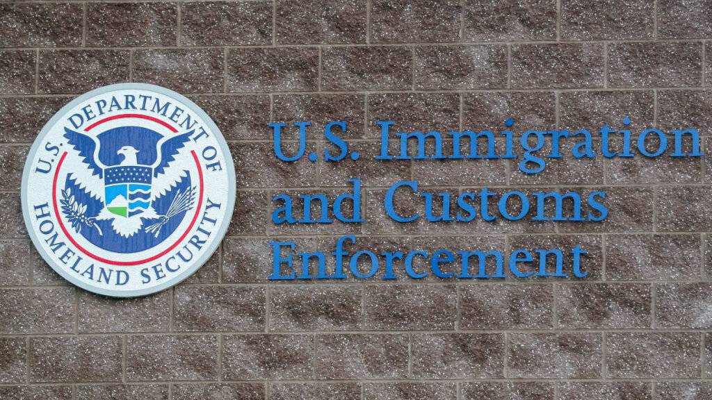 ARCHIV - Das Siegel des United States Department of Homeland Security an einem Verwaltungsbüro und Bearbeitungszentrum der US-Einwanderungs- und Zollbehörde (ICE). Foto: Paul Weaver/SOPA Images via ZUMA Press Wire/dpa