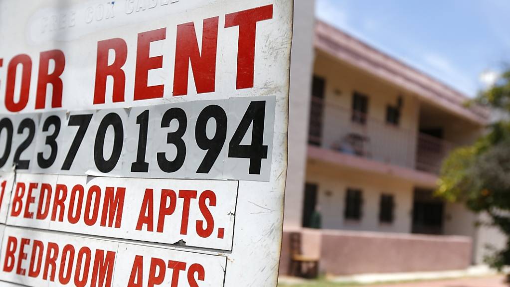 Ein Schild informiert über freie Mietwohnungen in einem Apartmentkomplex Foto: Ross D. Franklin/AP/dpa