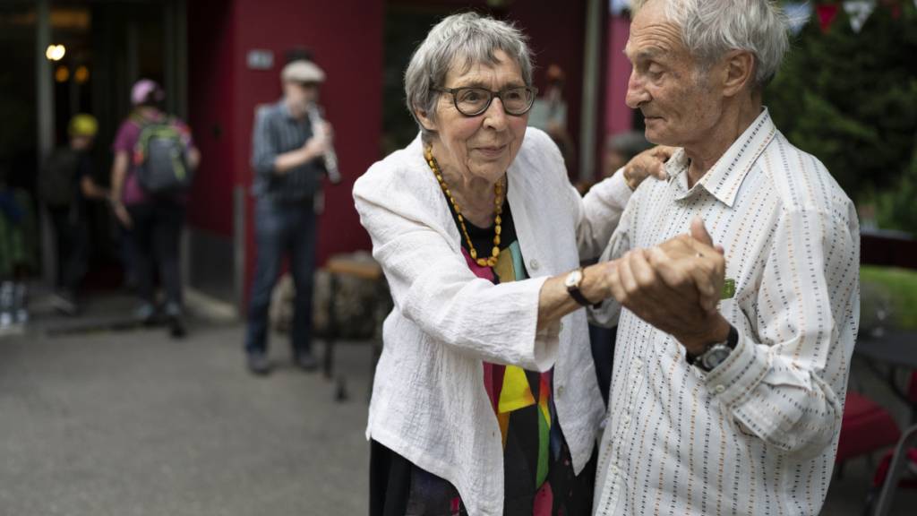 Seniorinnen und Senioren tanzen immer mehr. (Archivbild)
