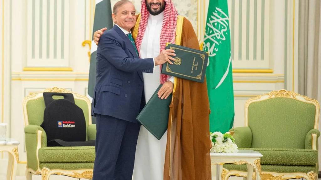 HANDOUT - Dieses von der staatlichen saudischen Presseagentur veröffentlichte Foto zeigt den pakistanischen Premierminister Shehbaz Sharif (l), der den saudi-arabischen Kronprinzen Mohammed bin Salman nach der Unterzeichnung eines gemeinsamen Verteidigungspaktes umarmt. Foto: Saudi Press Agency via AP/Saudi Press Agency/dpa - ACHTUNG: Nur zur redaktionellen Verwendung im Zusammenhang mit der aktuellen Berichterstattung und nur mit vollständiger Nennung des vorstehenden Credits