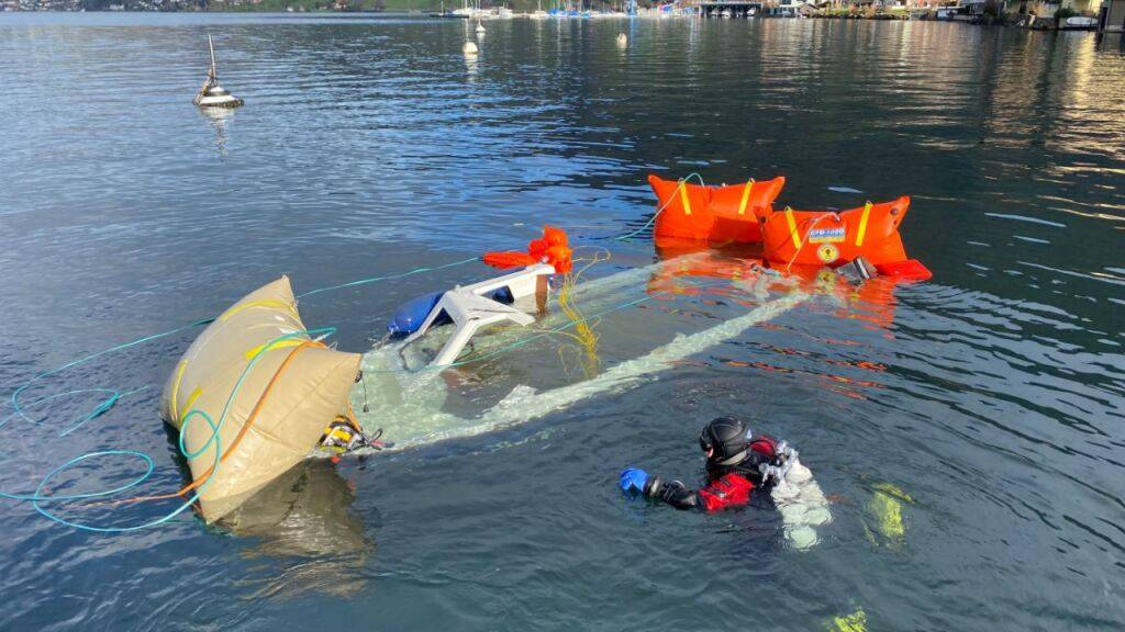 Das gesunkene Boot wurde mit Hilfe von Luftkissen vom Seeboden an die Wasseroberfläche geholt.