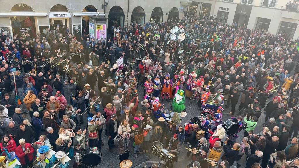 Zürich feiert Start in die Fasnachtszeit auf dem Hirschenplatz
