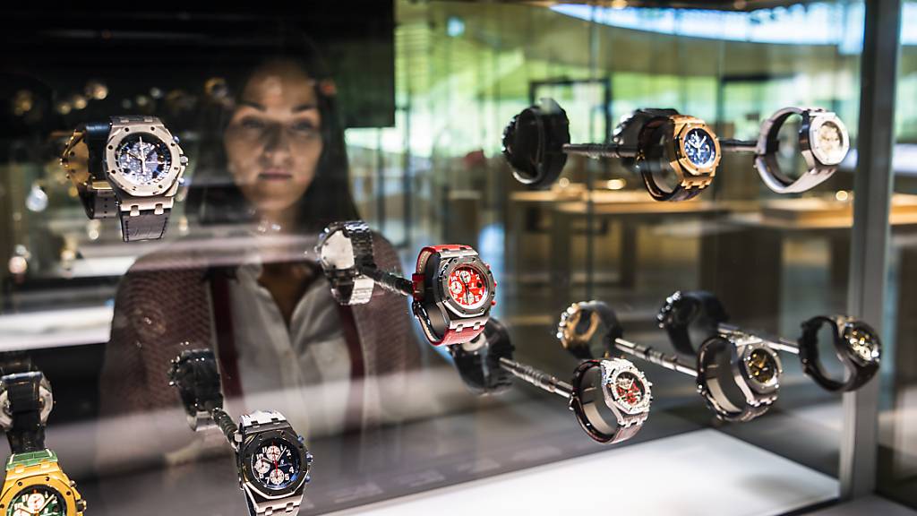 Nach dem Einbruch im Vorjahr wegen Corona sind die  Ausfuhren von Schweizer Uhren im April wie erwartet in die Höhe geschnellt. Die aktuellen Zahlen sind nun sogar leicht über dem Vorkrisen-Niveau. (Archivbild)