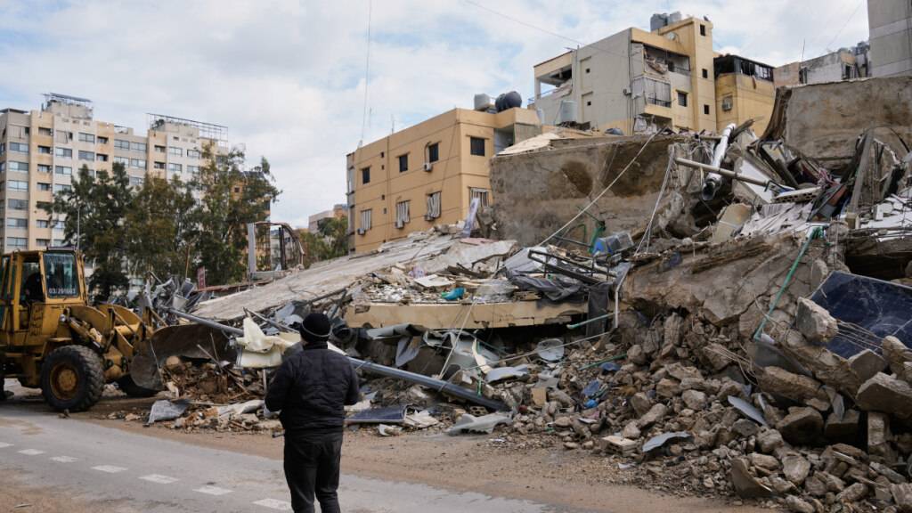 Ein Radlader räumt die Trümmer von Gebäuden, die bei einem israelischen Luftangriff in Dahija, einem südlichen Vorort von Beirut, zerstört wurden. Foto: Bilal Hussein/AP/dpa