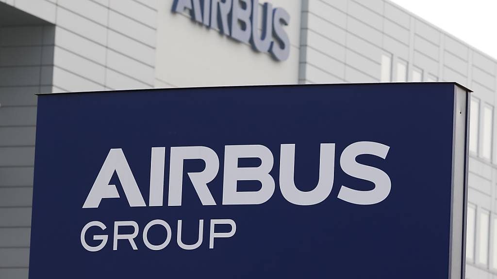Der Flugzeughersteller Airbus fährt die Produktion wegen der Coronakrise in weiteren Werken zurück - im Bild das Gebäude am Standort Bremen. (Archivbild)