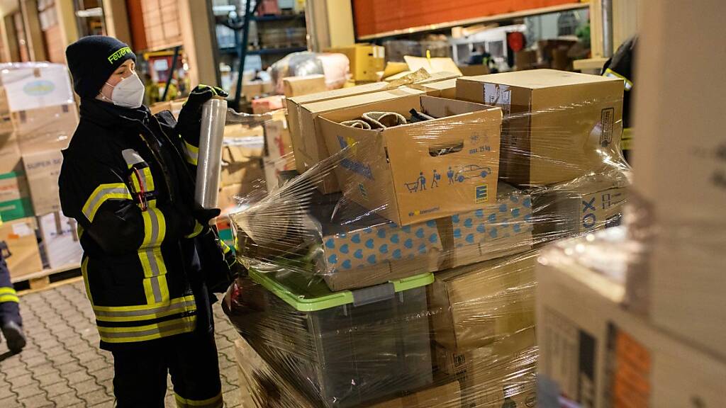 Nach einem Aufruf haben Feuerwehren aus ganz Baden-Württemberg Sachspenden für die von einem schweren Erdbeben getroffene Region rund um die Stadt Petrinja gesammelt und zur Verladung auf einen Hilfskonvoi nach Bad Krozingen gebracht.