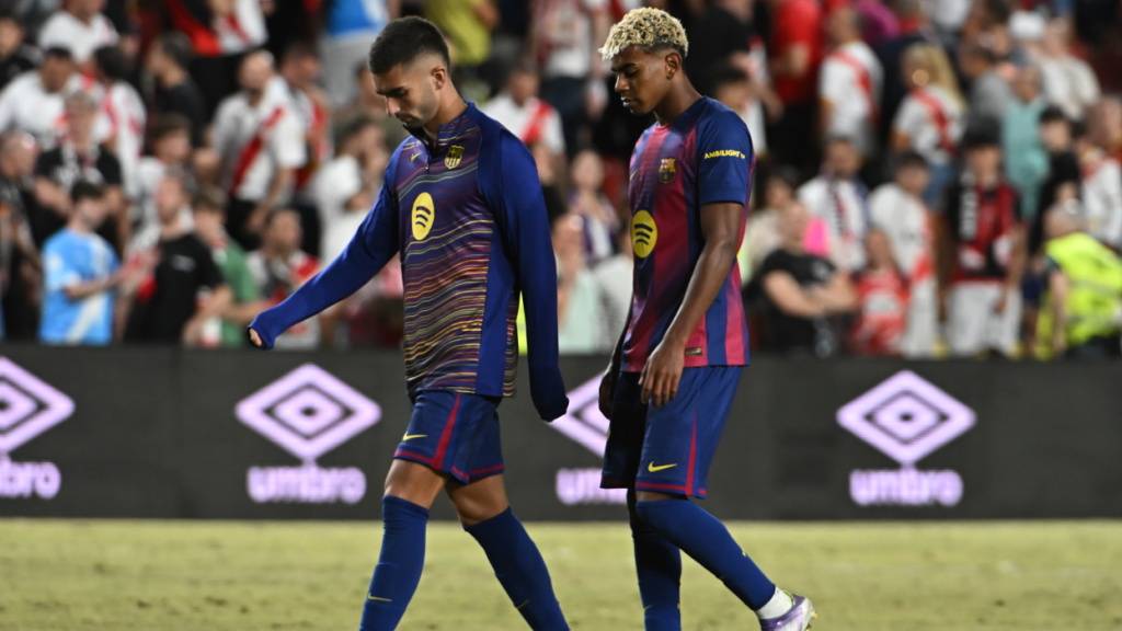Barcelonas Lamine Yamal (rechts) und Ferran Torres ist die Enttäuschung anzusehen