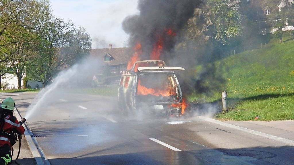 Feuerwehrleute löschen den Campingbus, der in Ottoberg während der Fahrt zu brennen begonnen hatte.