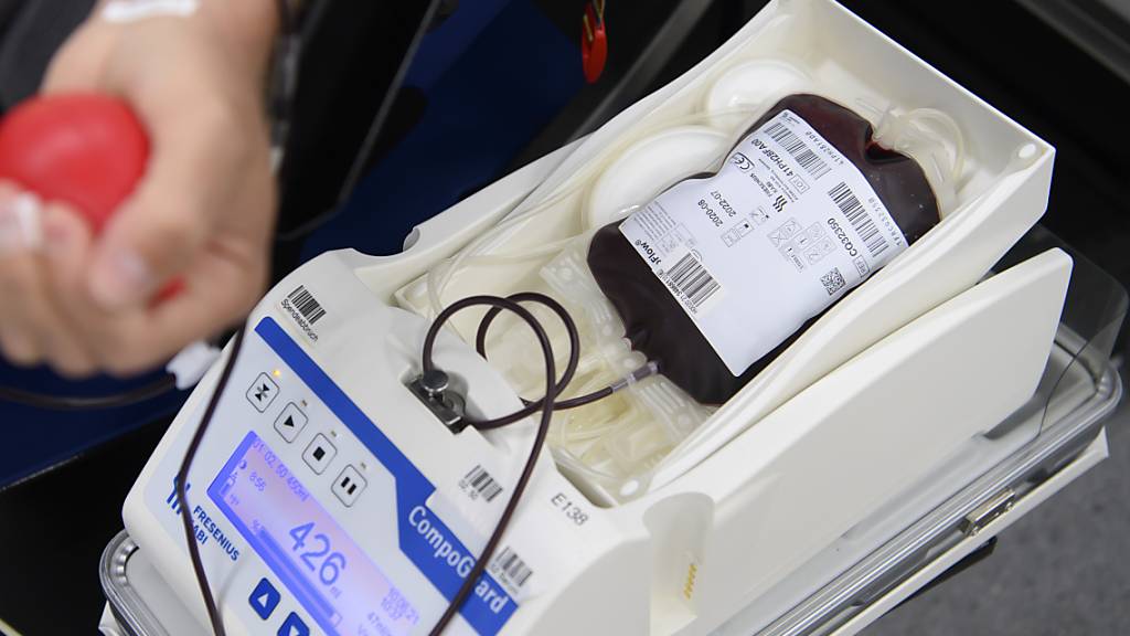 Über 260'000 Blutspenden in der Schweiz: Die Blutabnahme durch die Blutspende SRK. (Archivbild)