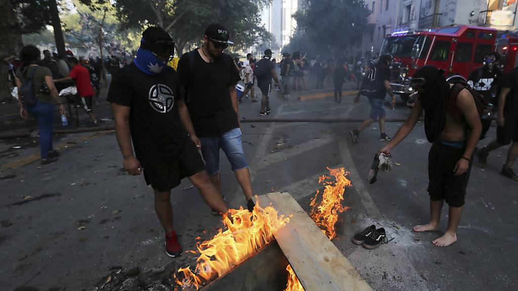In Chile hat es bei regierungskritischen Demonstrationen am Freitag (Ortszeit) erneut Ausschreitungen gegeben.