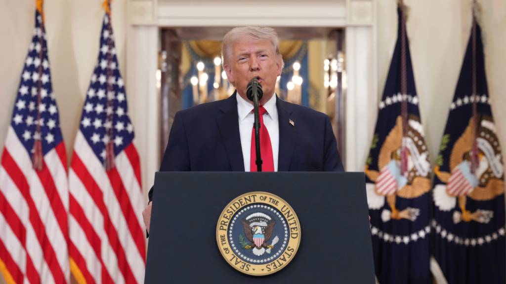 US-Präsident Donald Trump spricht über den Iran-Krieg in der Cross Hall des Weißen Hauses in Washington. Foto: Alex Brandon/AP Pool/AP/dpa