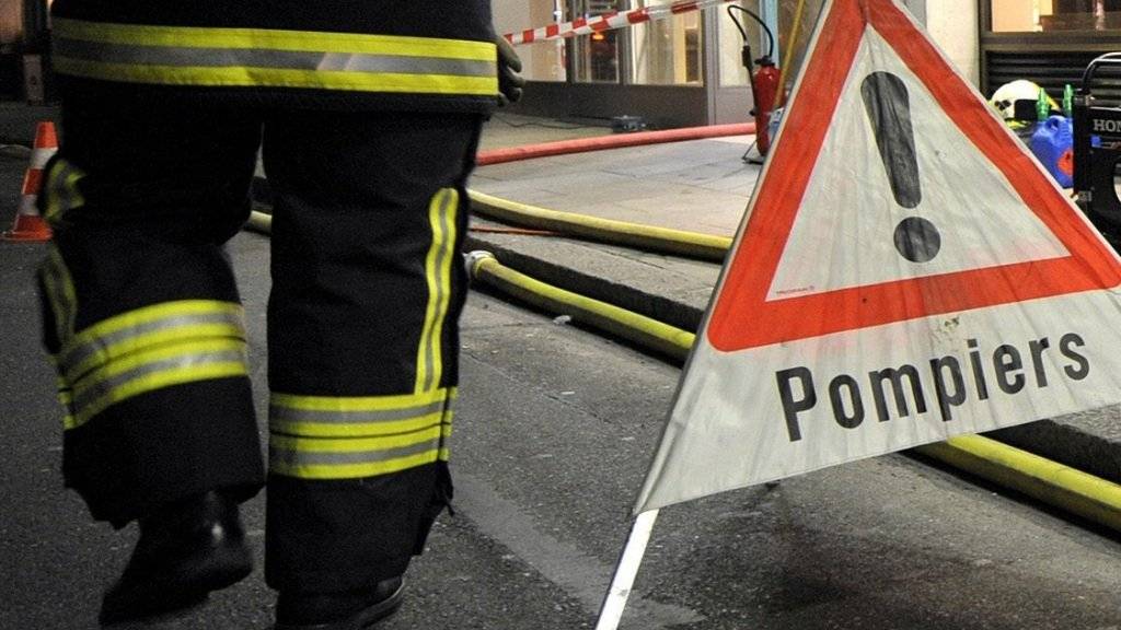 Nach dem Brand einer Wohnung in Cheseaux-sur-Lausanne ist eine 52-jährige Frau mit Verdacht auf eine Rauchgasvergiftung hospitalisiert worden. (Symbolbild)