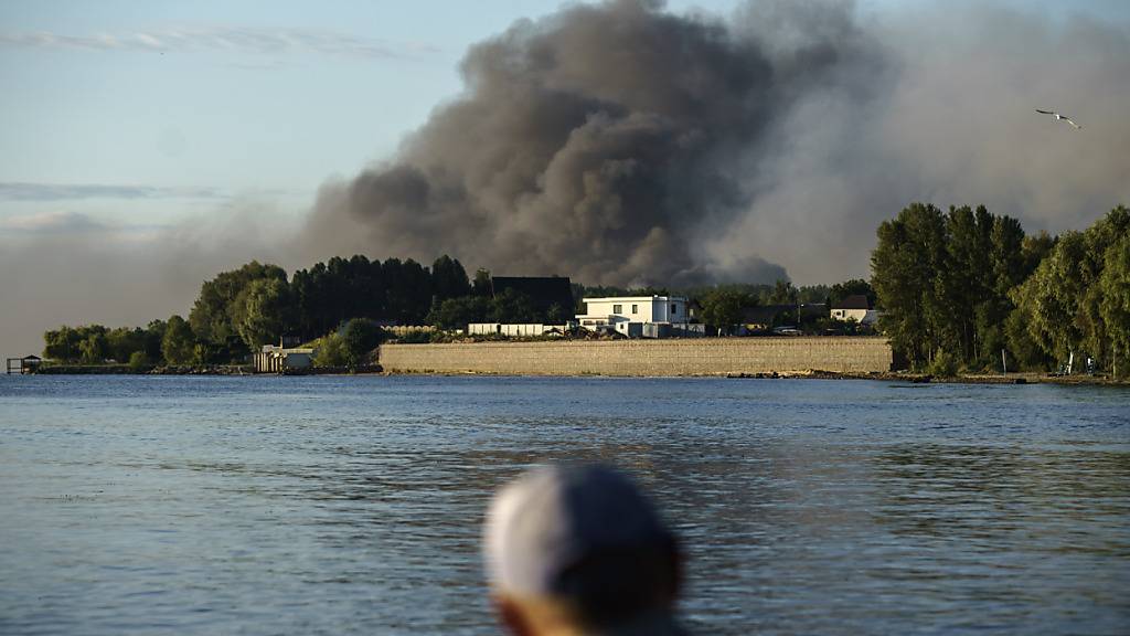 ARCHIV - Laut ukrainischen Medienberichten ist ein Wasserkraftwerk am Stausee von Kiew durch einen russischen Luftangriff beschädigt worden (Archivbild). Foto: David Goldman/AP/dpa