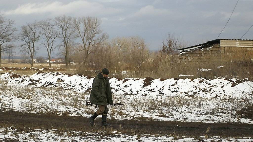 Die Kämpfe in der Ukraine gehen weiter: Ein prorussischer Kämpfer patrouilliert bei einem Dorf in der Nähe von Donezk.