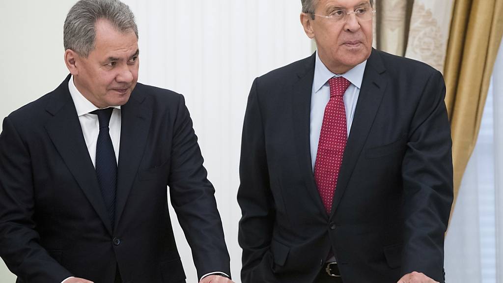 ARCHIV - Sergej Schoigu (l), Verteidigungsminister von Russland, und Sergej Lawrow, Außenminister von Russland, warten auf ein Treffen im Kreml. (Archivbild) Foto: Pavel Golovkin/AP POOL/dpa