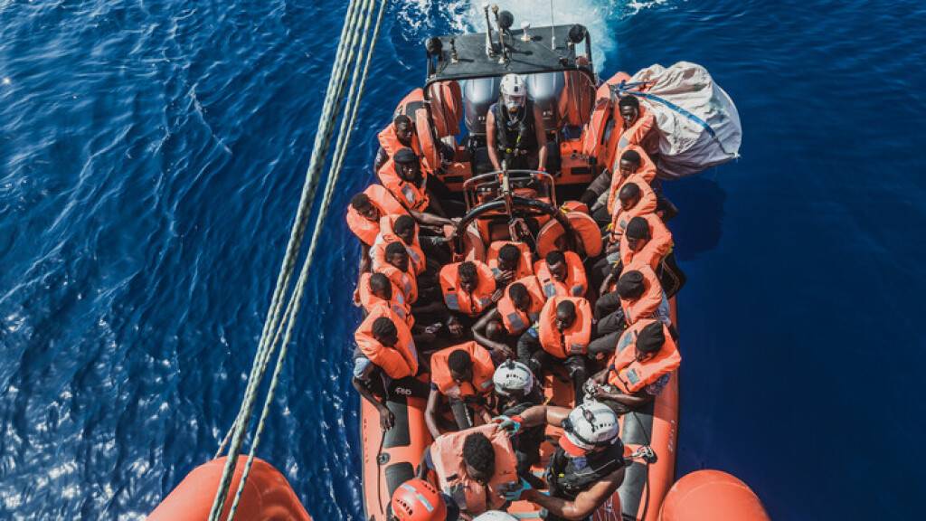 ARCHIV - Gerettete Migranten sitzen in einem Schlauchboot der Rettungsorganisation «Ocean Viking». Sie gehören zu den 106 Geretteten, die in einem überfüllten Holzboot auf dem Mittelmeer unterwegs waren. Foto: Flavio Gasperini/SOS Mediterranee/dpa