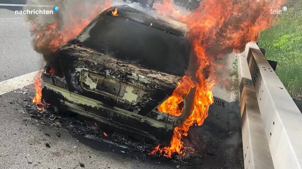 Auto auf der A2 komplett ausgebrannt