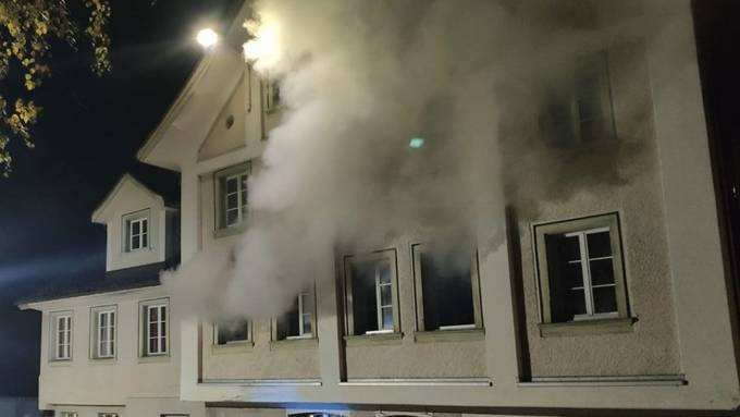 Mehrfamilienhaus in Amsteg wegen Brand evakuiert, Strasse war gesperrt