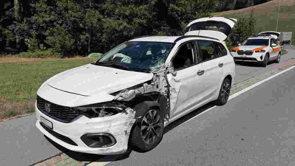 Lastwagen und Auto streifen sich bei Herisau in enger Kurve