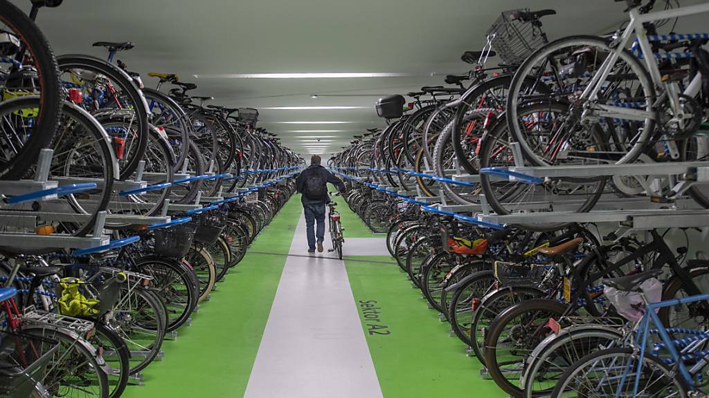 Im Posttunnel des Bahnhofs Luzern gibt es weitere Veloabstellplätze