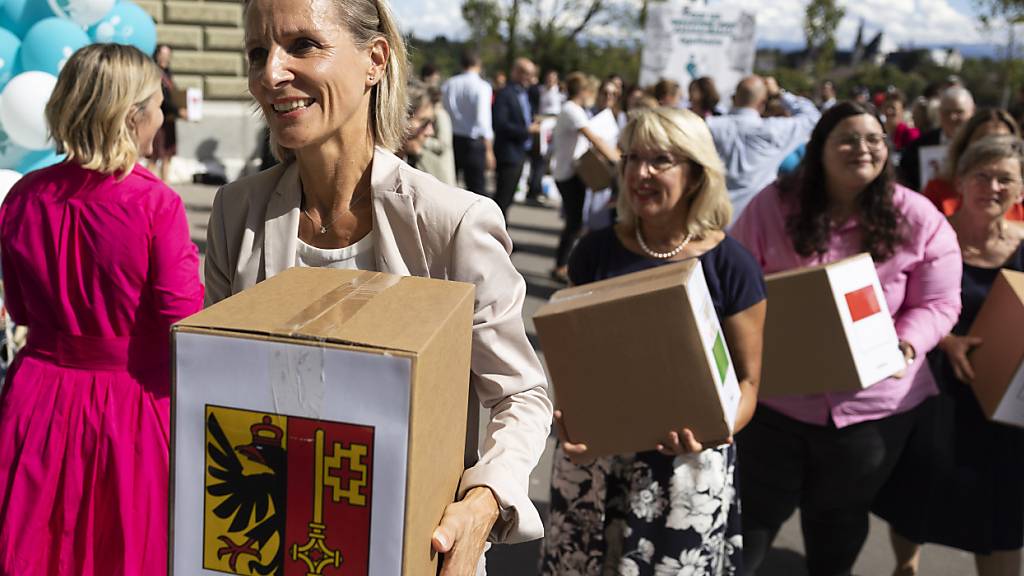 Die FDP-Nationalrätinnen Simone de Montmollin (vorne) und Jacqueline de Quattro (Bildmitte) beim Einreichen der Steuergerechtigkeits-Initiative, die die Individualbesteuerung verlangt. Der Nationalrat hat einen indirekten Gegenvorschlag zur Initiative mit knappem Mehr angenommen. (Archivbild)