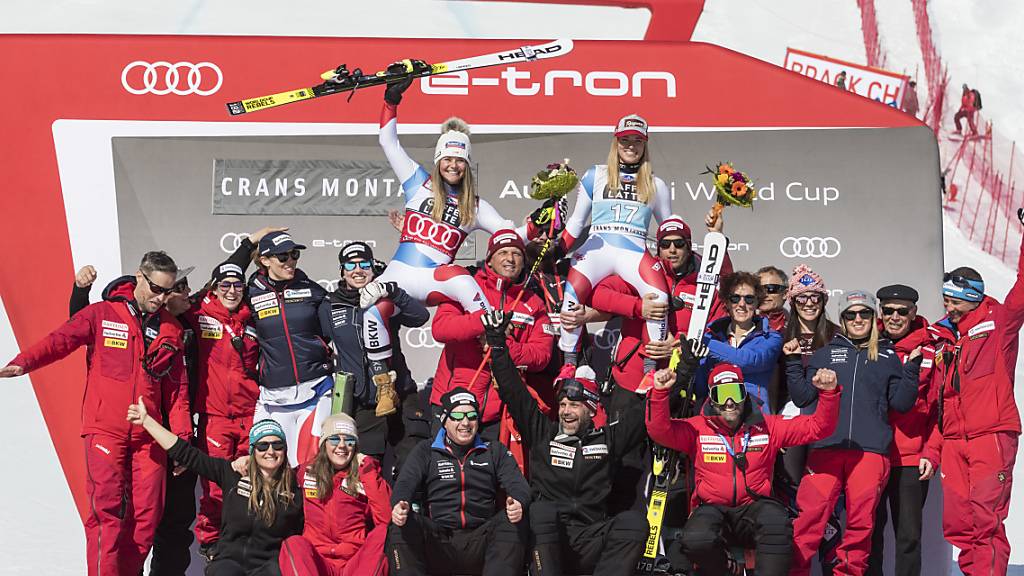Swiss-Ski, im Bild das Team der Frauen nach dem Doppelsieg von Lara Gut-Behrami und Corinne Suter in Crans-Montana, ist nach langem Warten wieder die führende Skination
