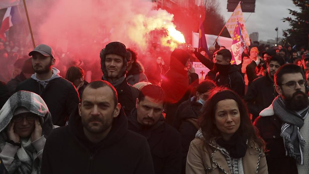 dpatopbilder - Protestteilnehmer in Paris. Foto: Adrienne Surprenant/AP/dpa