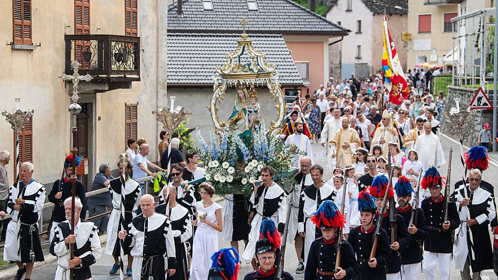 Feierliche Prozession für die Madonna vom Karmel in Ponto Valentino TI.