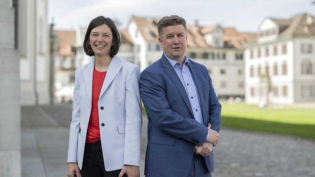 Die beiden am Sonntag neu gewählten Mitglieder der St. Galler Regierung Bettina Surber (SP) und Christof Hartmann (SVP).