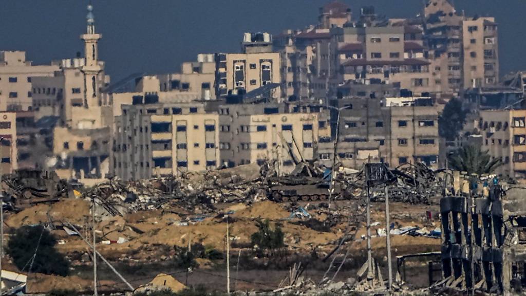 dpatopbilder - Zerstörte Häuser im Gazastreifen, vom Süden Israels aus gesehen. Foto: Ariel Schalit/AP