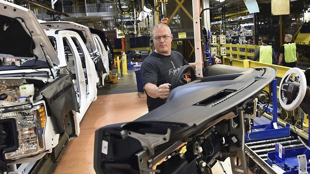 Ein Auto wird in einer Ford-Fabrik in den USA zusammengebaut. Nach Kritik des künftigen US-Präsidenten Donald Trump bläst Ford seine Pläne für eine Milliarden-Investition in Mexiko ab und will stattdessen im US-Bundesstaat Michigan investieren. (Archiv)