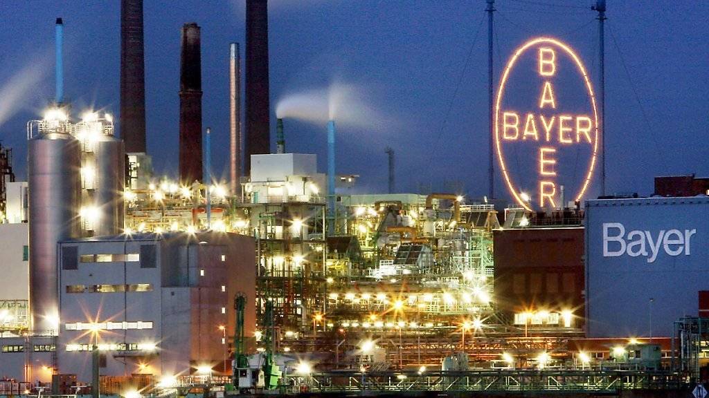 Ein grosser Coup: Bayer übernimmt den US-Saatgutriesen Monsanto. Im Bild die Fabrik in Leverkusen bei Nacht.
