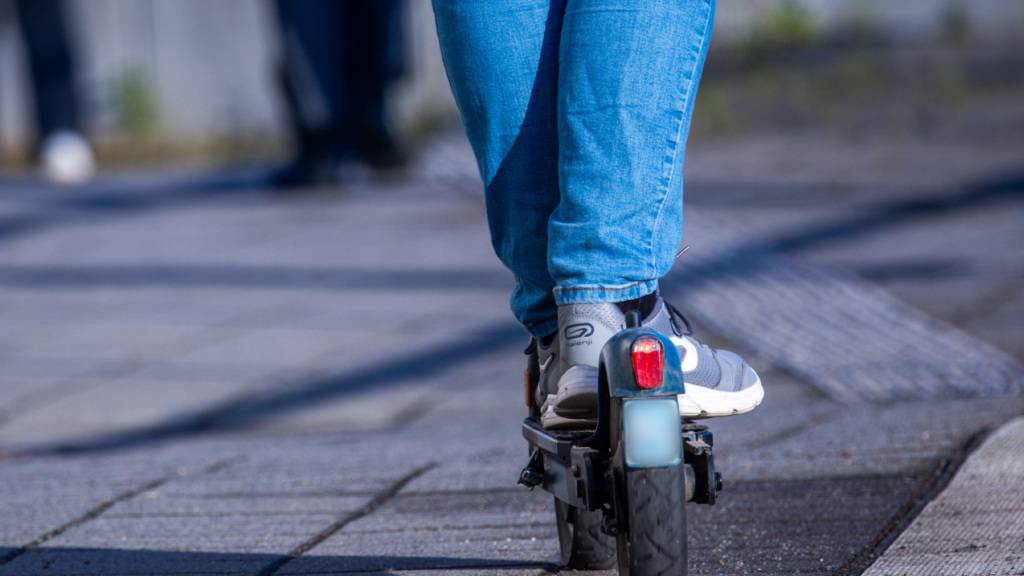 In der Stadt St. Gallen wurden zwei Personen kontrolliert, die mit einem E-Scooter unterwegs waren. Beide trugen eine kleine Menge Heroin bei sich. (Archivbild)