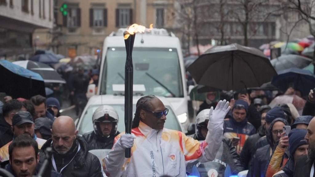 Snoop Dogg trägt olympisches Feuer in Richtung Mailand