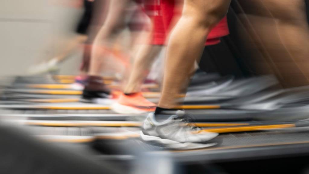 Immer mehr Menschen in der Schweiz, Deutschland und in Österreich besuchen ein Fitnessstudio. Das zeigt eine länderübergreifende Studie auf.(Symbolbild)
