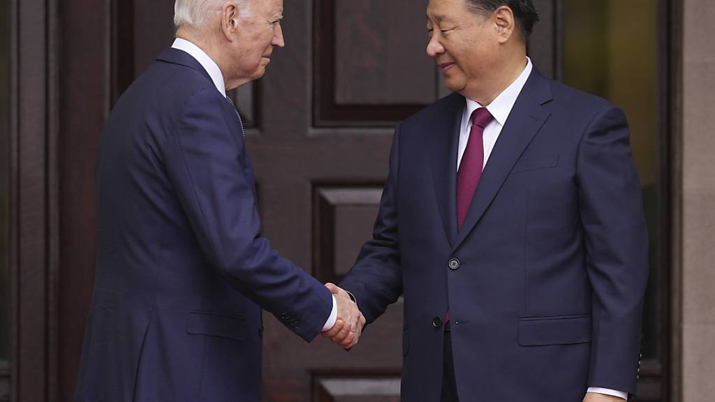 dpatopbilder - Joe Biden (l), Präsident der USA, begrüßt Chinas Präsident Xi Jinping am Rande einer Konferenz. Foto: Doug Mills/Pool The New York Times via AP/dpa