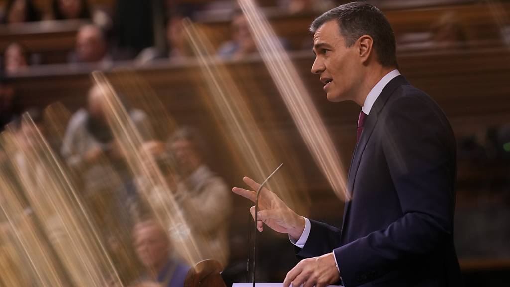 Der Sozialist Pedro Sánchez hat im spanischen Parlament angesichts heftiger Spannungen wegen der Amnestie für katalanische Separatisten um Unterstützung für seine Wahl als neuer Regierungschef geworben. Foto: Manu Fernandez/AP