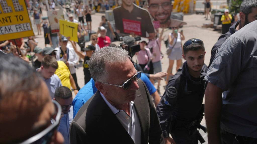 Der Sondergesandte des Weißen Hauses, Steve Witkoff (vorne,M) trifft sich mit Familien von Geiseln auf dem Geiselplatz in Tel Aviv. Foto: Ariel Schalit/AP/dpa