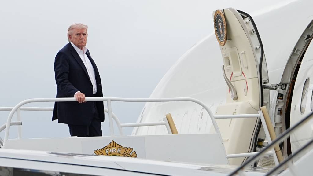 US-Präsident Donald Trump besteigt die Air Force One am Miami International Airport. Foto: Matt Rourke/AP/dpa