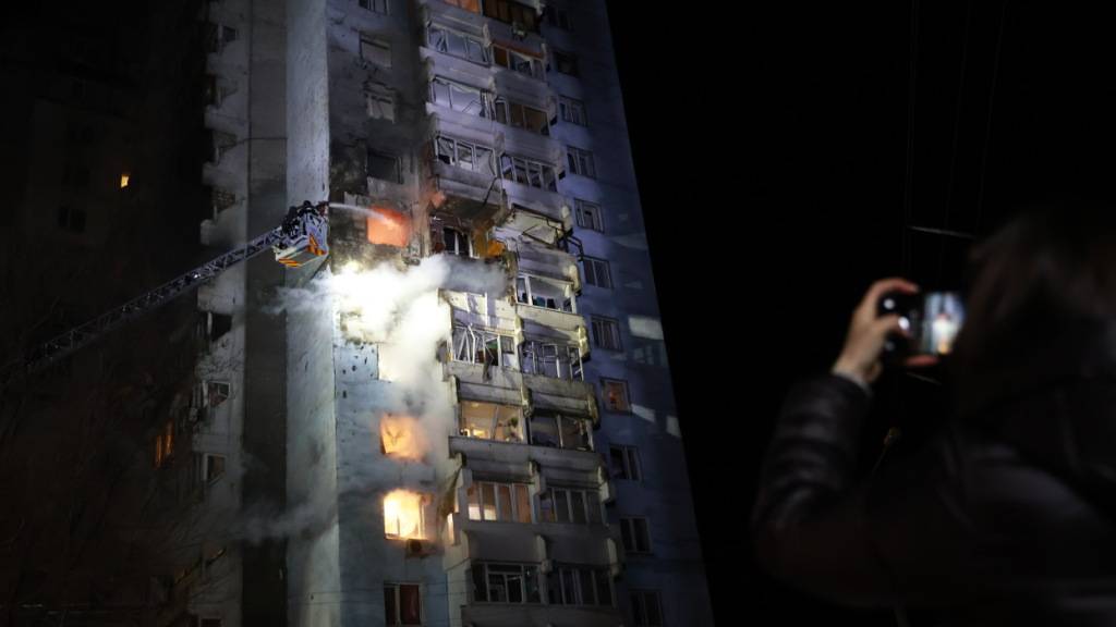 Rettungskräfte versuchen, ein Feuer in einem Wohnhaus zu löschen, das nach einem russischen Drohnenangriff brennt. Foto: Kateryna Klochko/AP/dpa
