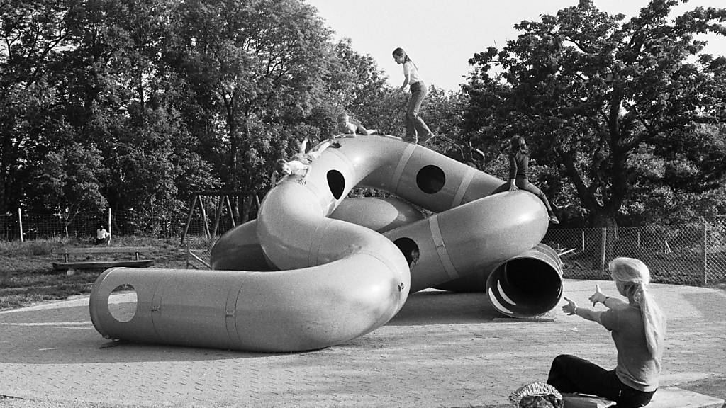 Ein Lozziwurm des verstorbenen Künstlers Yvan «Lozzi» Pestalozzi auf dem Spielplatz in Signal de Bougy im Kanton Waadt im Jahr 1975.