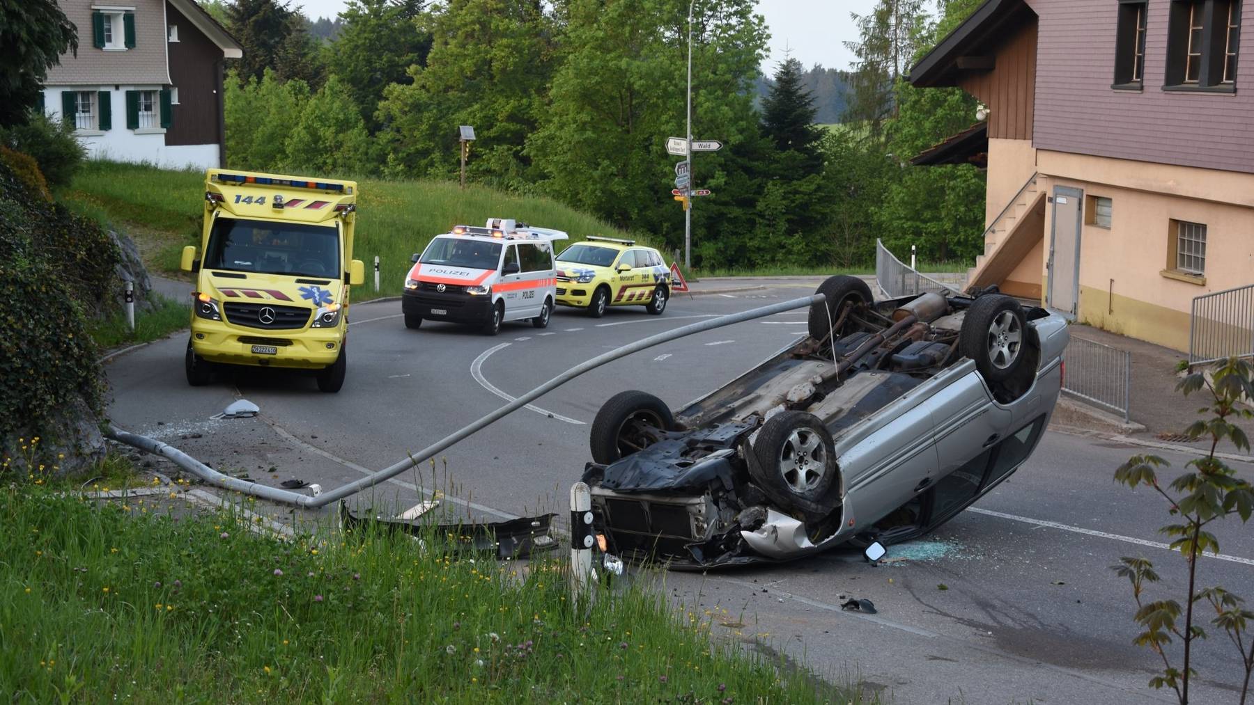 Das Auto eines 30-Jährigen landete in Goldingen auf dem Dach.