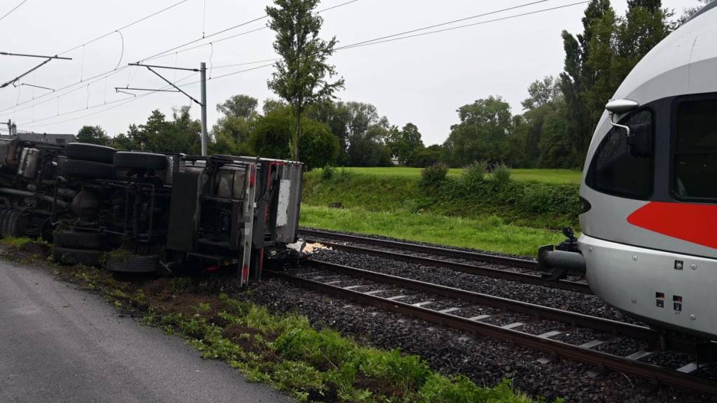In Staad kippte ein mit Schlachtabfällen beladener Lastwagen auf die Gleise.