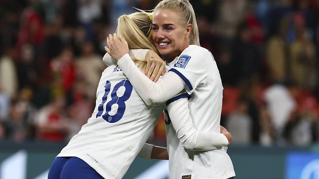 Englands entscheidende Penalty-Torschützin Chloe Kelly (links) wird von Teamkollegin Alex Greenwood geherzt