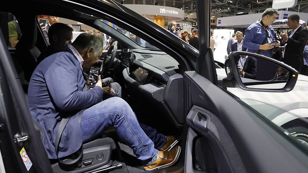 Zum Beginn der Internationalen Automobilausstellung (IAA) hat Deutschlands Wirtschaftsminister Robert Habeck die Fahrzeughersteller in die Pflicht genommen, ihren Beitrag zur Stärkung des Wirtschaftsstandorts zu leisten.