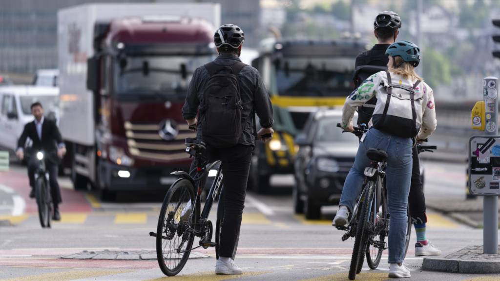 Zürich soll Fussstützen für Velofahrende an Ampeln prüfen