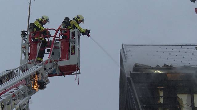 Brand verwüstet Mehrfamilienhaus in Büren an der Aare