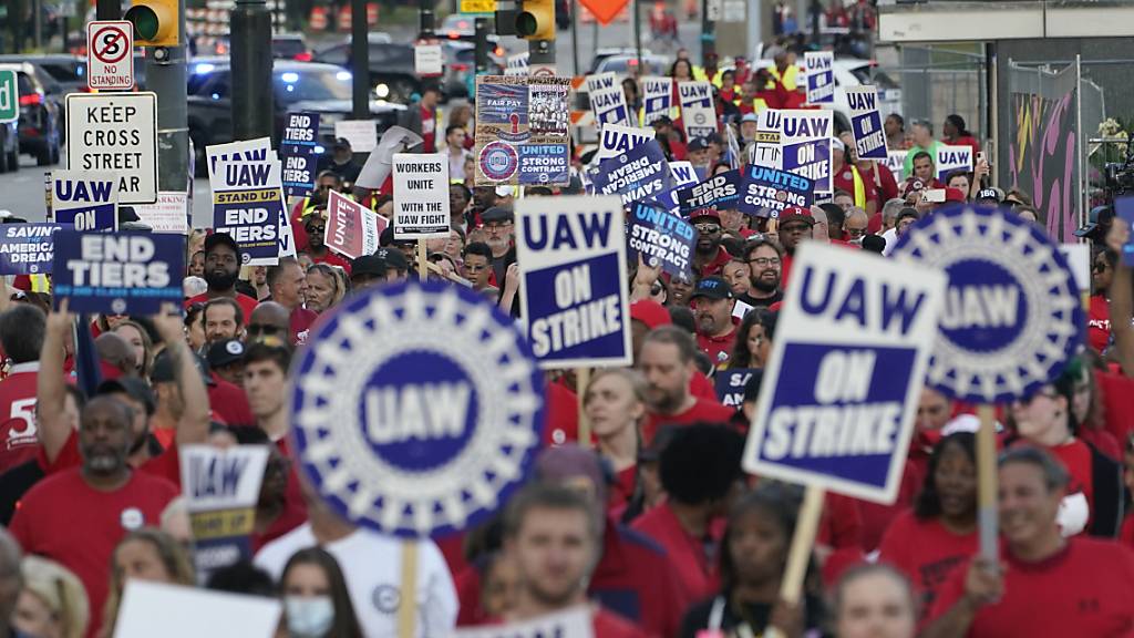 In den USA geben derzeit Streiks von Mitarbeitenden mehrere Autokonzernen zu reden.