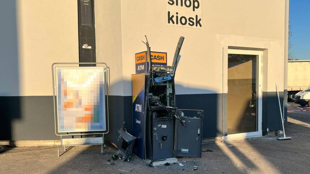 Die Sprengung hat den freistehenden Bankomaten bei der A1-Raststätte in Kölliken AG zerstört. Die zwei Täter flüchteten jedoch ohne Beute.