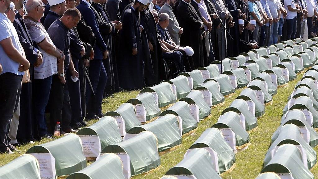 27 Jahren nach einem Massaker im Bosnien-Krieg sind am Samstag die sterblichen Überreste von 86 Opfern feierlich beigesetzt worden. Hunderte Menschen nahmen an der Gedenkfeier in Prijedor teil. Es handelte sich um von serbischen Truppen ermordete bosnisch-muslimische Gefangene.